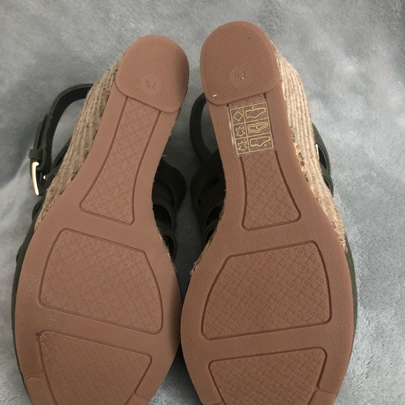 7 1/2 Tory Burch Banana Leaf Bailey Multi-Strap Wedges - Picture 5 of 6